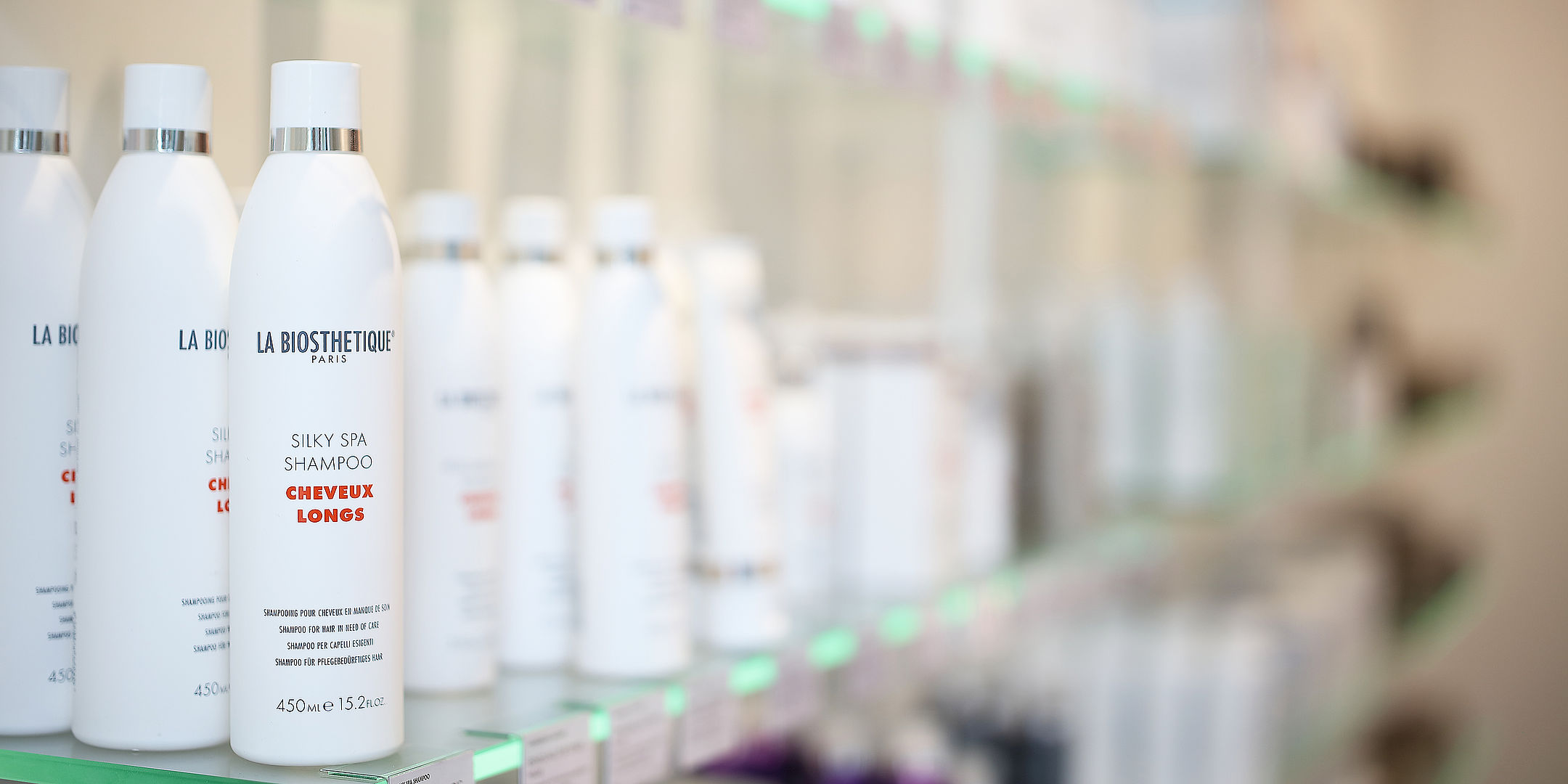 blick auf Produktregal bei Steinhoff Haardesign, Friseur in Reutlingen mit La Biosthetique Erzeugnissen.