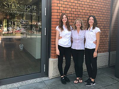 Astrid Steinhoff mit zwei neuen Friseur-Azubis vor Steinhoff Haardesign