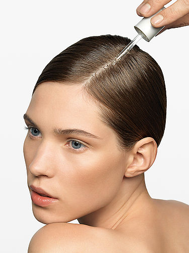 Modell mit Kopfhautlotion
