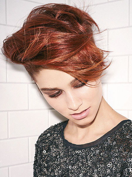 Modell mit extravaganter Haarfarbe - Friseur Reutlingen