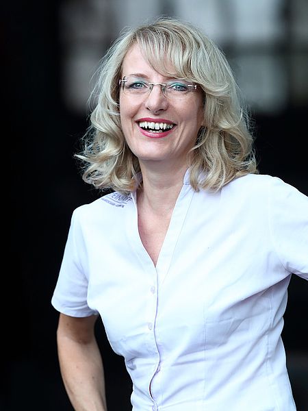 Astrid Steinhoff trägt im Salon die passende Haarfarbe und die massgeschneiderte Bluse in "ihrer" Farbe