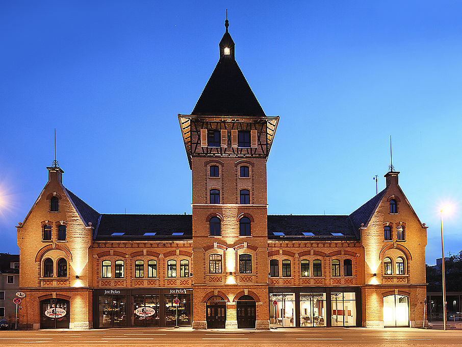 Der Friseursalon in der ALTE FEUERWACHE in Reutlingen bei Nacht - Aussenansicht