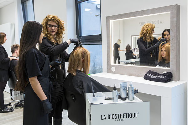 Jungtalent wird an privater Berufsschule für Friseure individuell betreut.