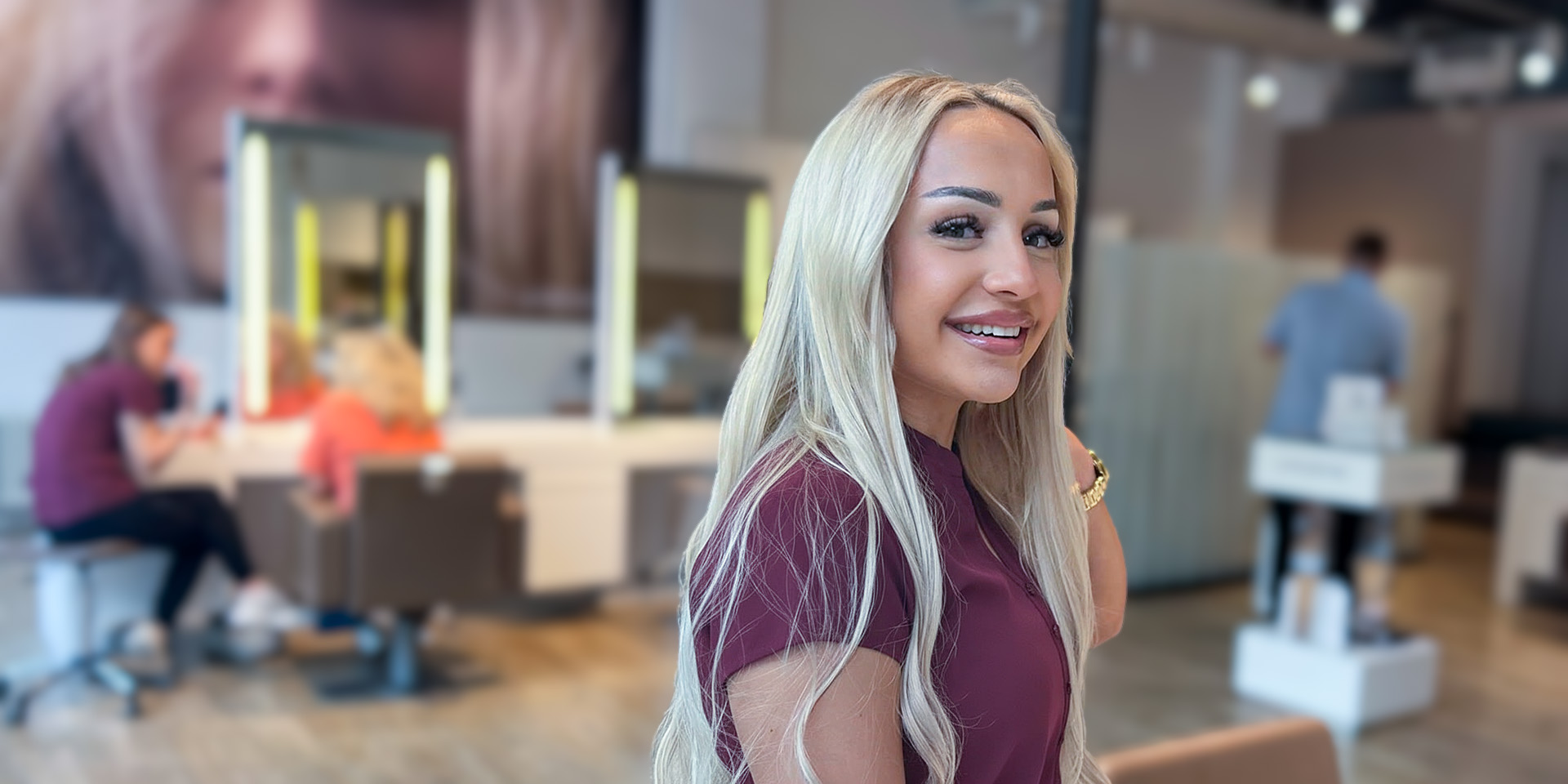 Unsere Mitarbeiterin Celine zeigt das Ergebnis einer Hairdreams Haarverlängerung bei Friseur Steinhoff Haardesign Reutlingen – natürliches, volles Echthaar mit Premium-Extensions von Hairdreams.